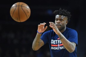 九游体育-底特律留学生李小雨穿着球鞋